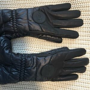 Gorgeous. NEVER WORN. UGG Women’s “Performance Gloves”. BLACK. Size L/XL